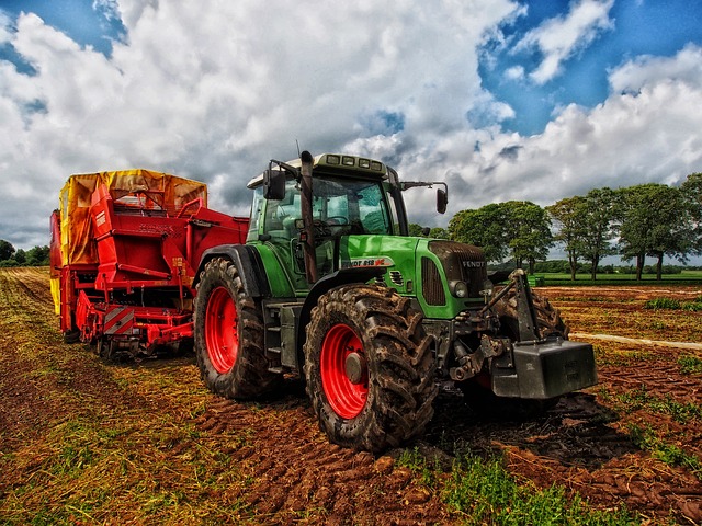 traktor v terénu